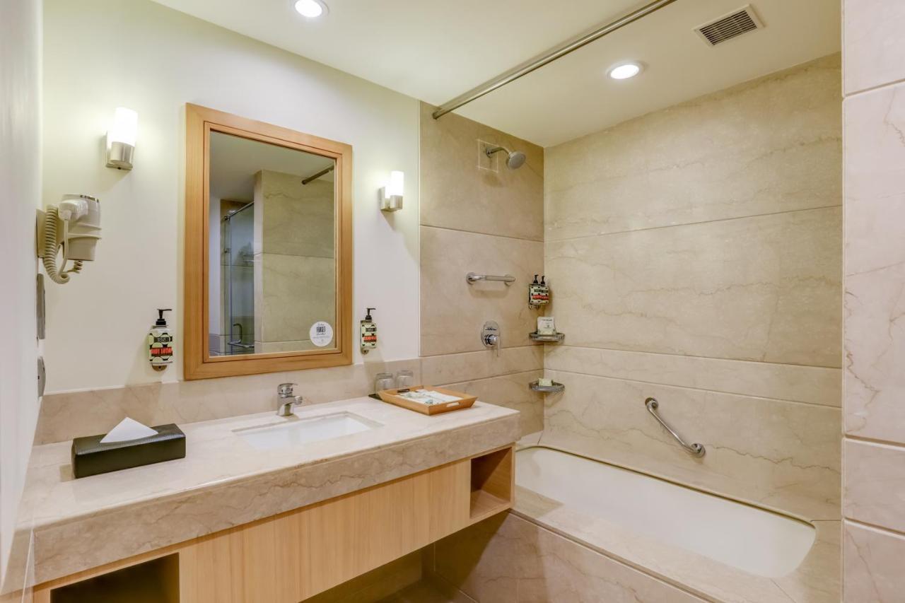 Lemon Tree Premier, Delhi Airport Hotel New Delhi Buitenkant foto Bathroom