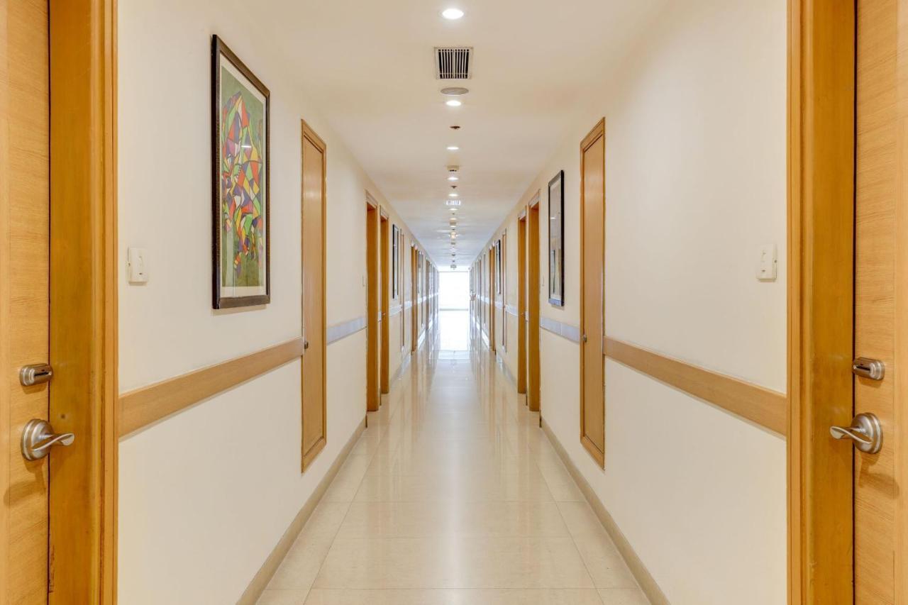 Lemon Tree Premier, Delhi Airport Hotel New Delhi Buitenkant foto A typical corridor at the school