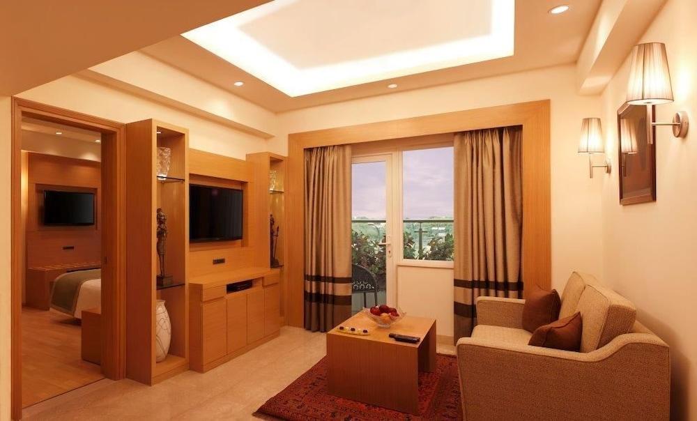 Lemon Tree Premier, Delhi Airport Hotel New Delhi Buitenkant foto Suite room at the hotel