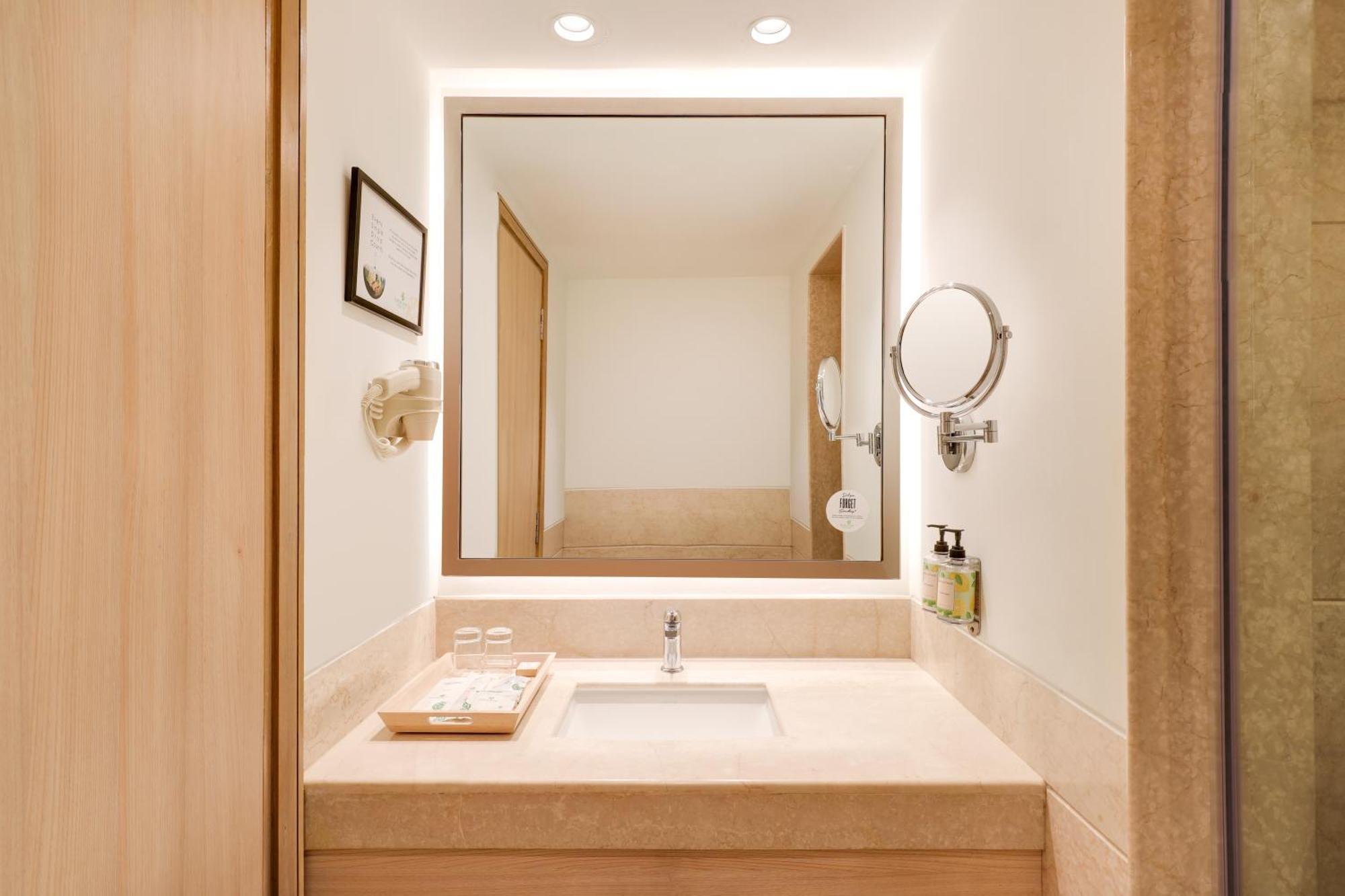Lemon Tree Premier, Delhi Airport Hotel New Delhi Buitenkant foto Bathroom