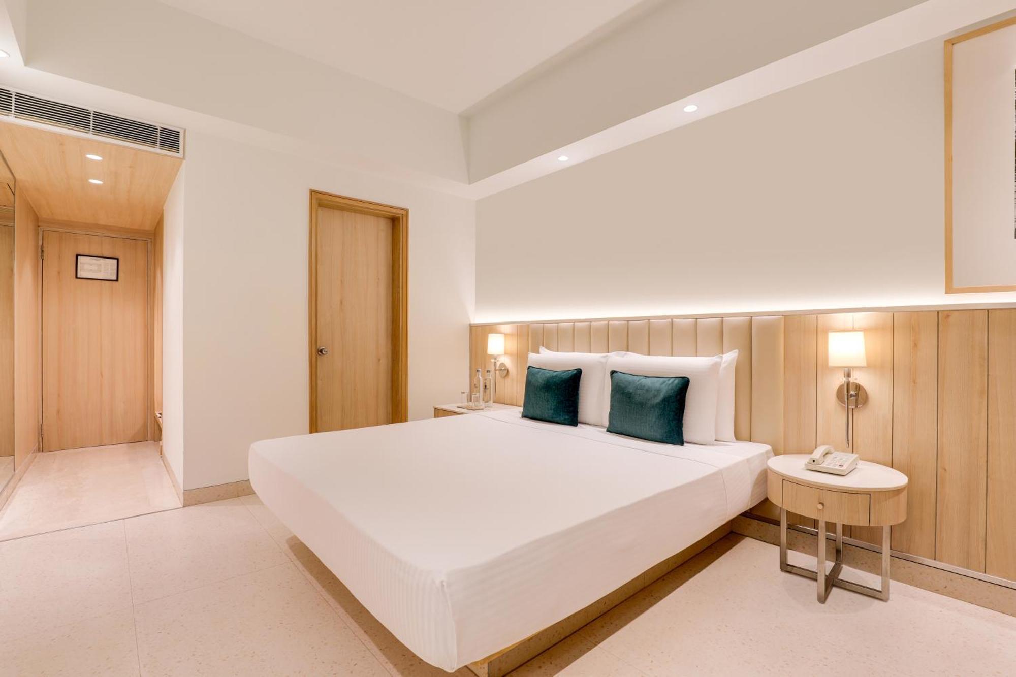 Lemon Tree Premier, Delhi Airport Hotel New Delhi Buitenkant foto A room at the hotel