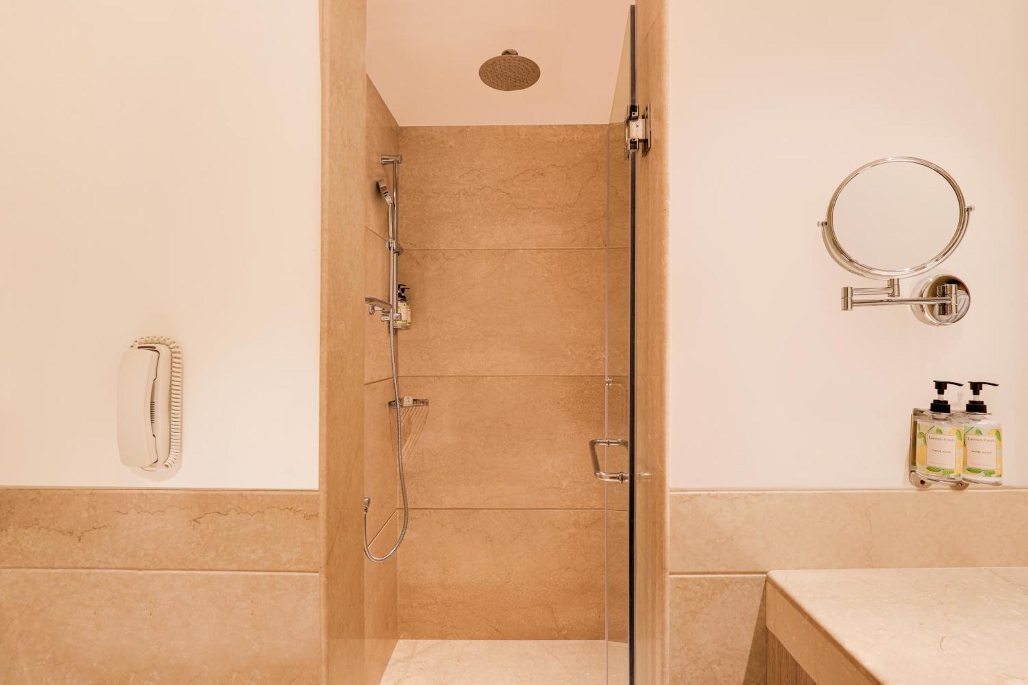 Lemon Tree Premier, Delhi Airport Hotel New Delhi Buitenkant foto A shower cubicle