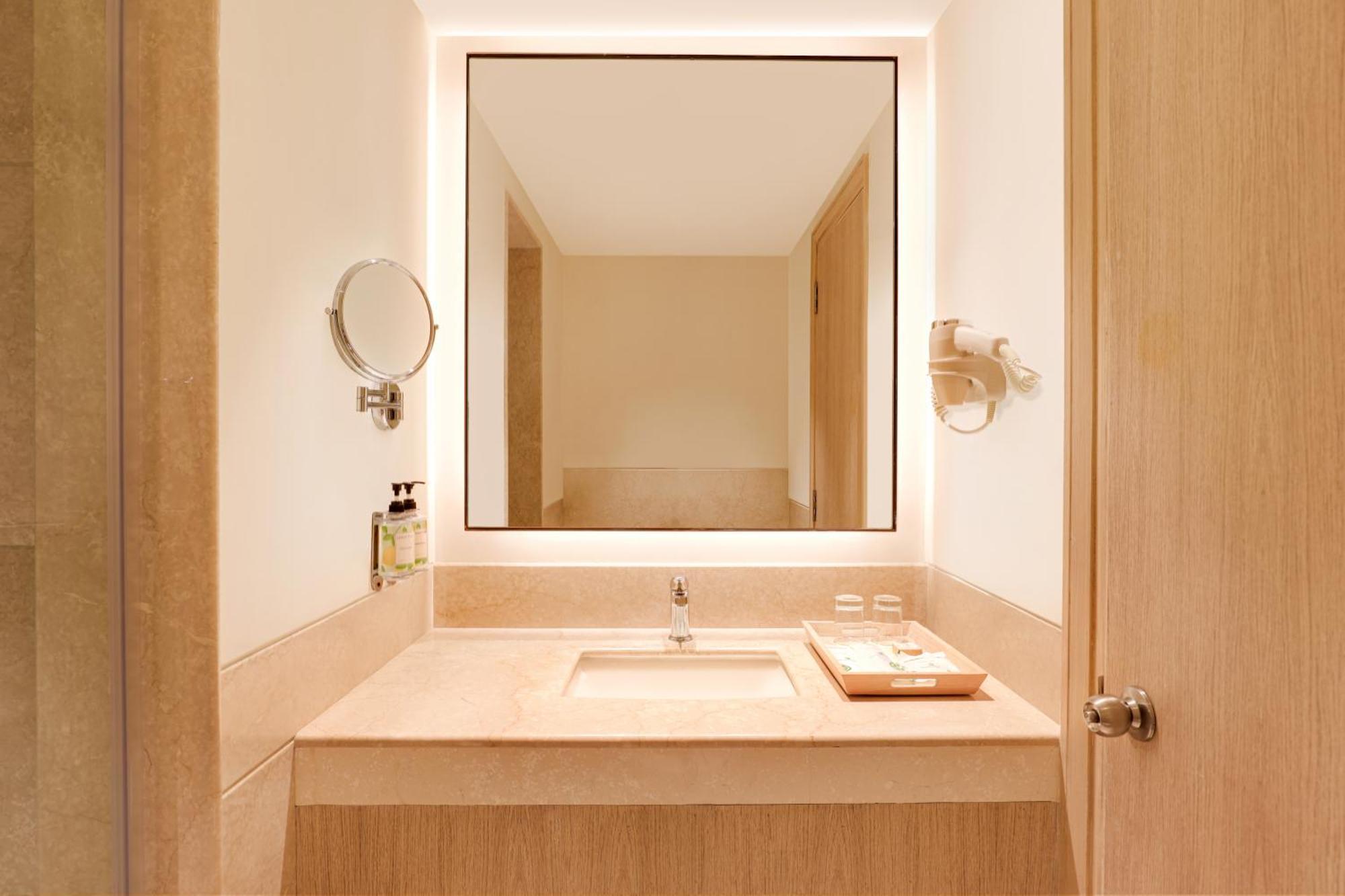 Lemon Tree Premier, Delhi Airport Hotel New Delhi Buitenkant foto Bathroom
