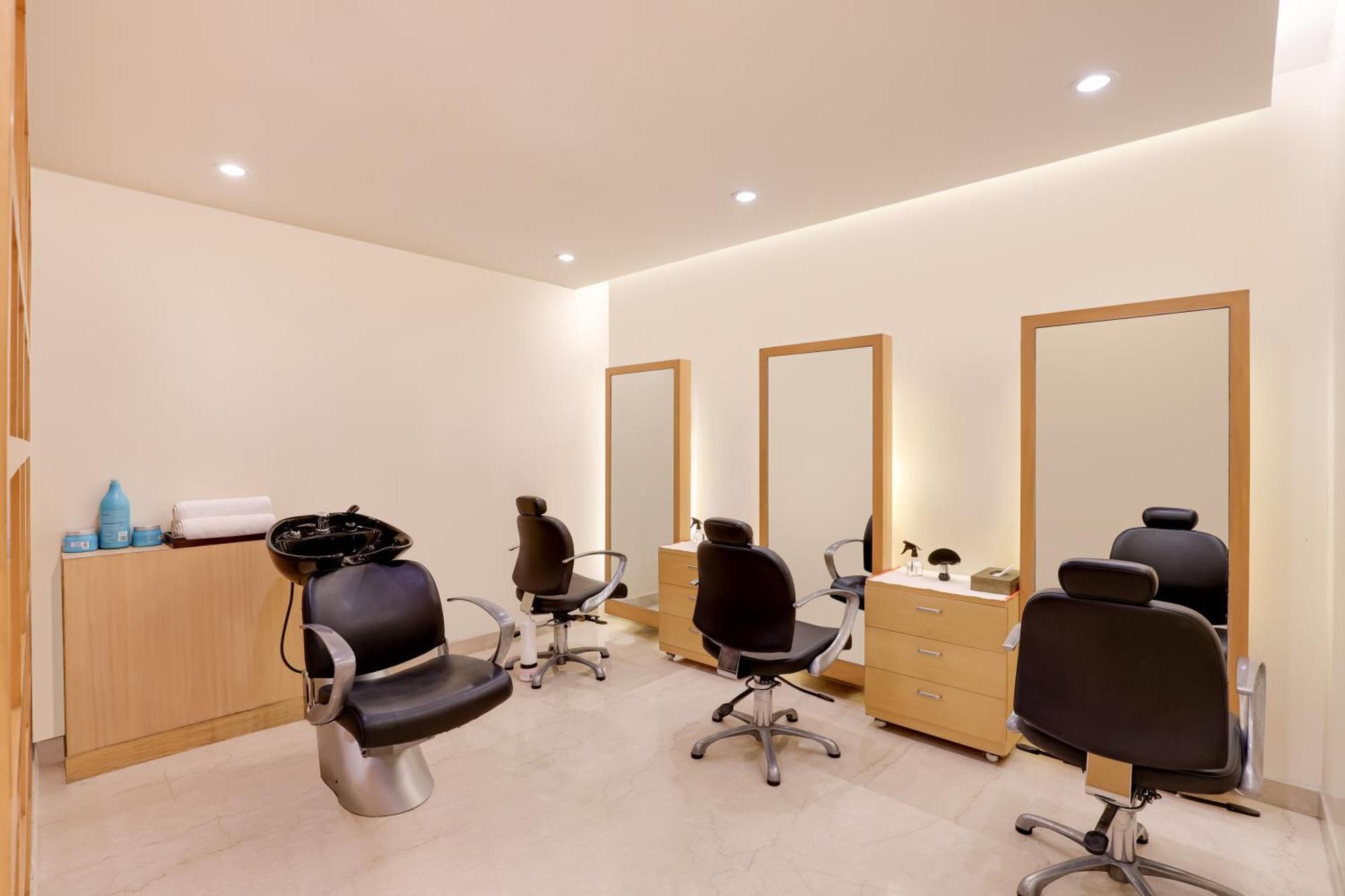 Lemon Tree Premier, Delhi Airport Hotel New Delhi Buitenkant foto A hair salon in the United States