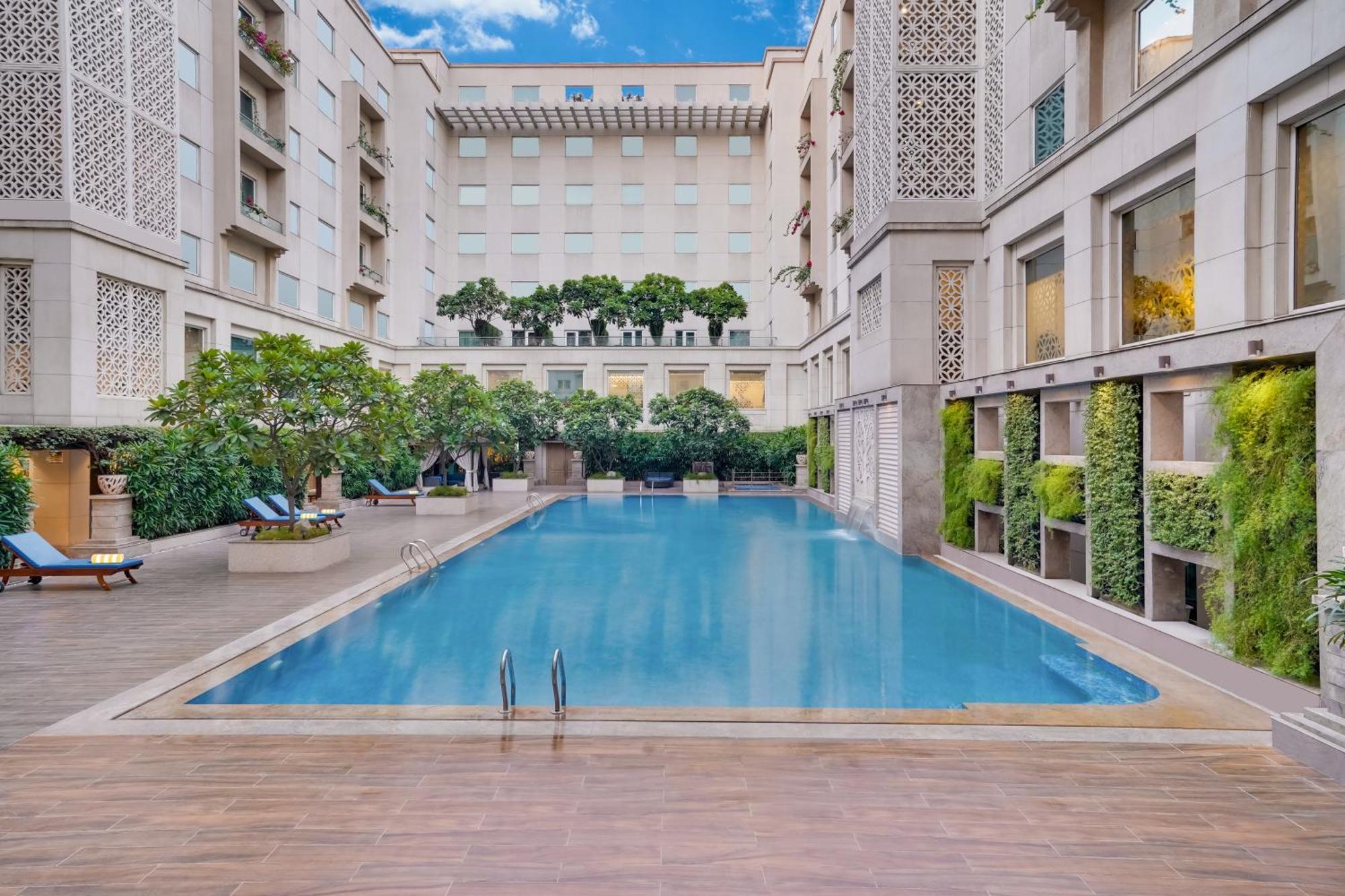 Lemon Tree Premier, Delhi Airport Hotel New Delhi Buitenkant foto The pool at the Taj Bengal