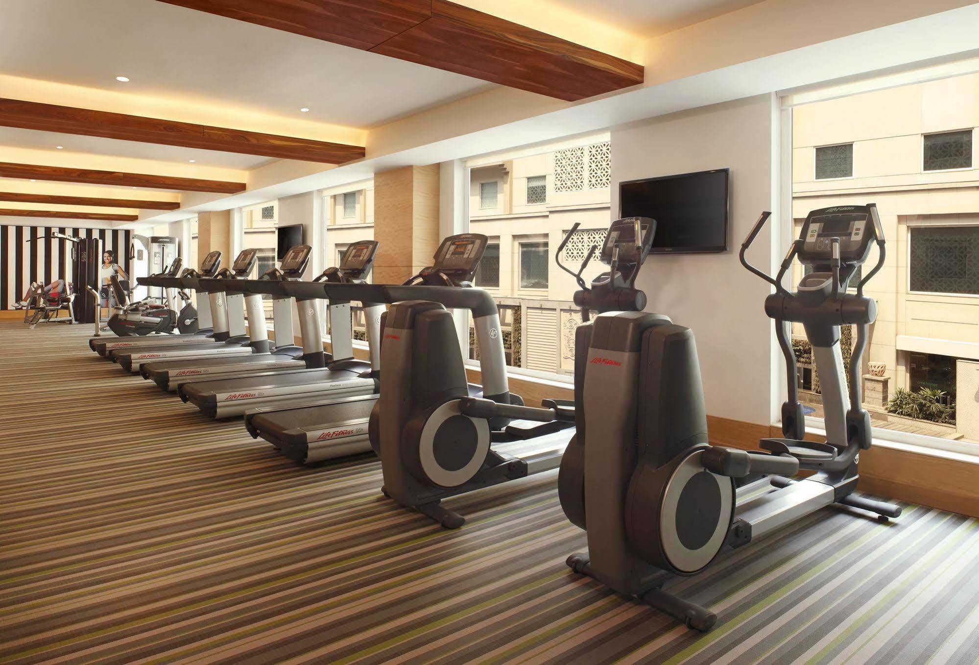 Lemon Tree Premier, Delhi Airport Hotel New Delhi Buitenkant foto The gym at the hotel