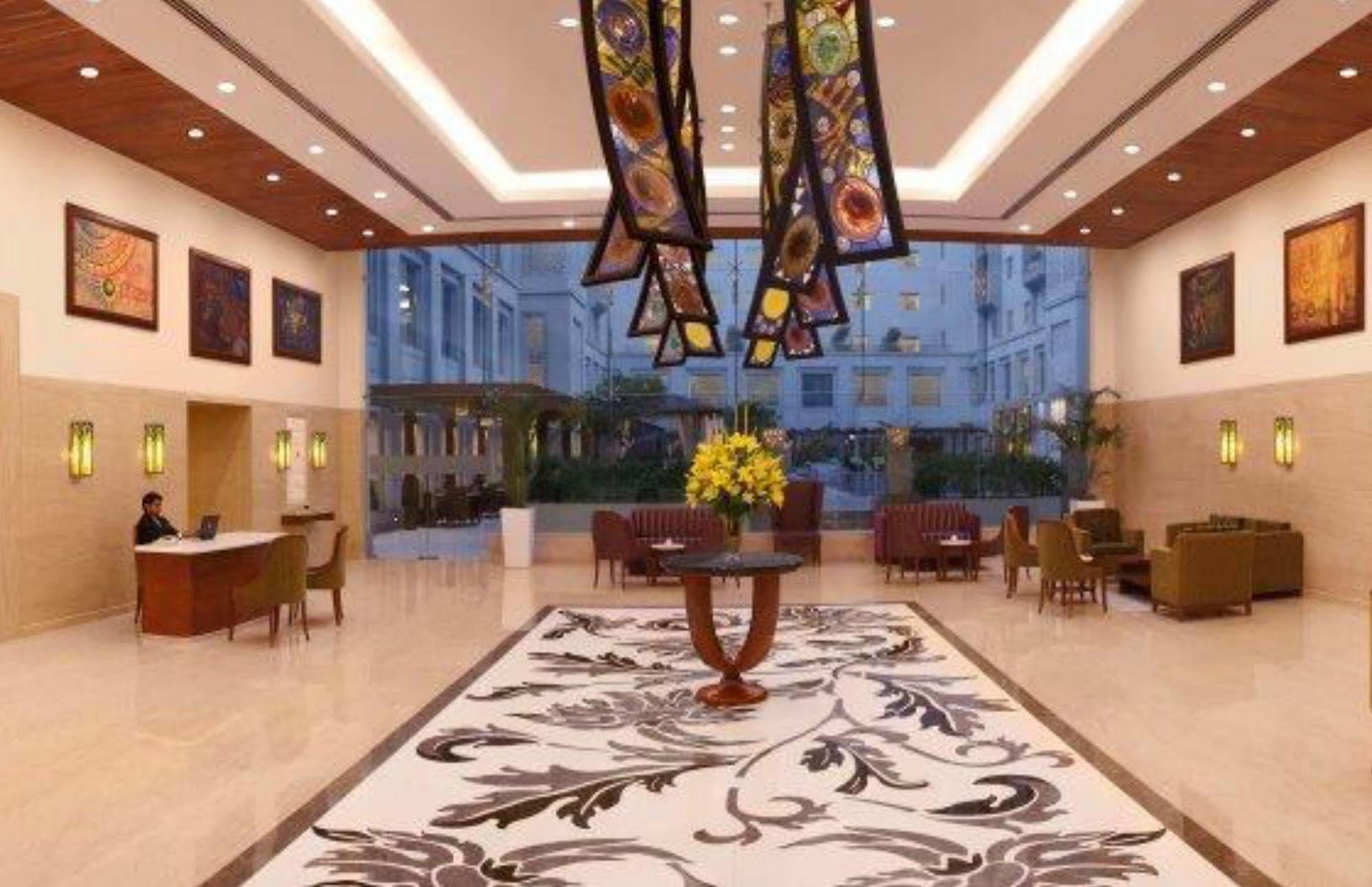 Lemon Tree Premier, Delhi Airport Hotel New Delhi Buitenkant foto The lobby of the hotel