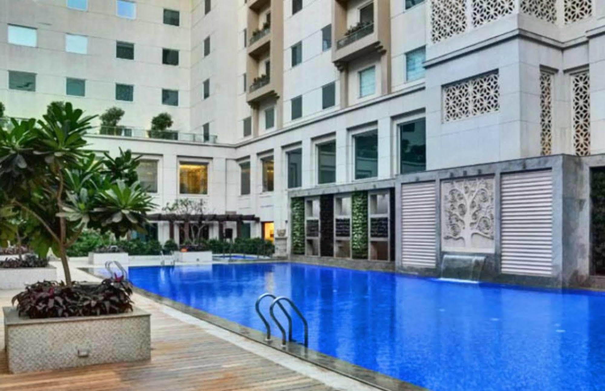 Lemon Tree Premier, Delhi Airport Hotel New Delhi Buitenkant foto The swimming pool at the hotel
