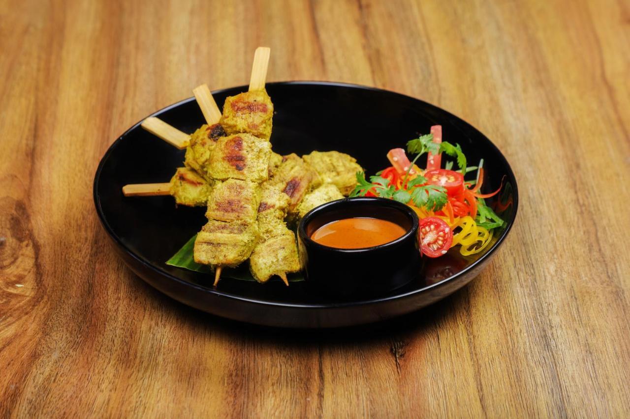 Lemon Tree Premier, Delhi Airport Hotel New Delhi Buitenkant foto Chicken Satay
