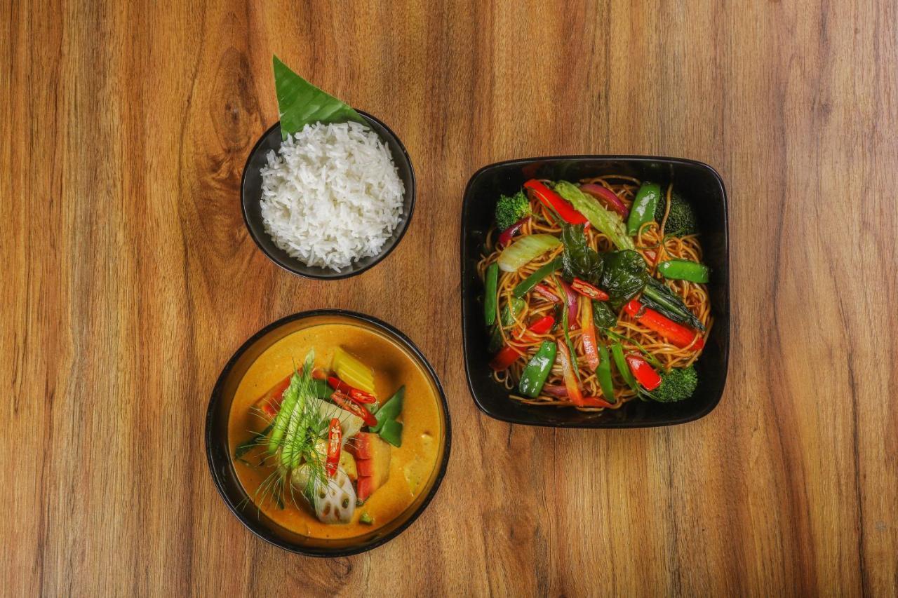 Lemon Tree Premier, Delhi Airport Hotel New Delhi Buitenkant foto Thai food