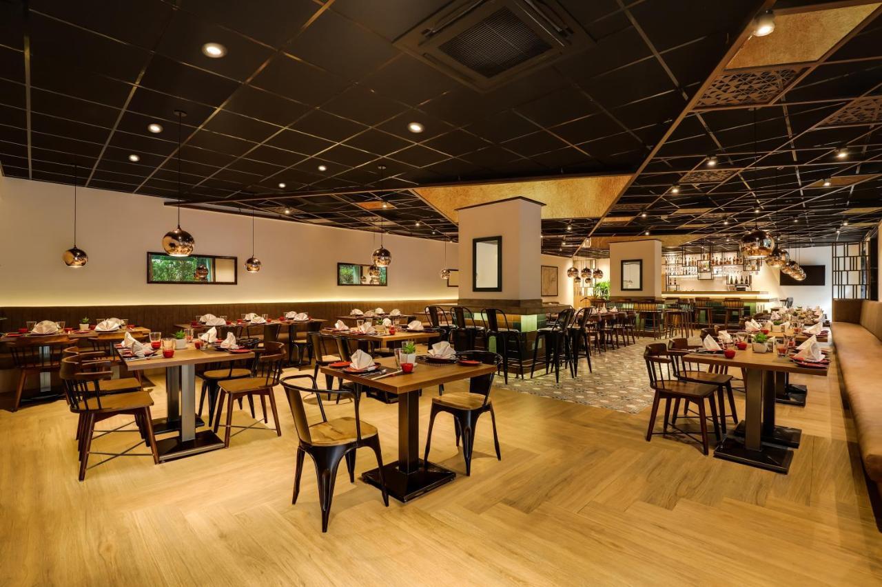 Lemon Tree Premier, Delhi Airport Hotel New Delhi Buitenkant foto Interior of a restaurant