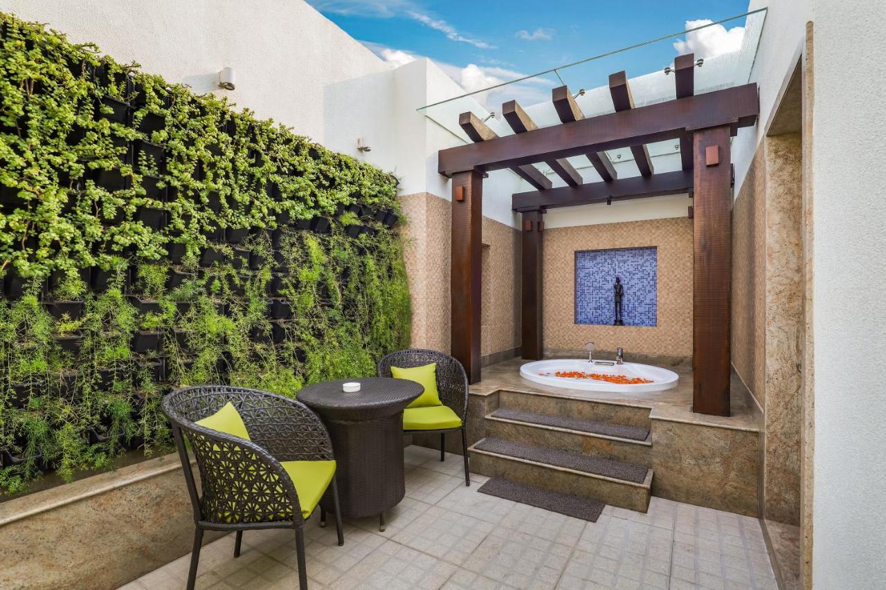 Lemon Tree Premier, Delhi Airport Hotel New Delhi Buitenkant foto A private terrace at the hotel